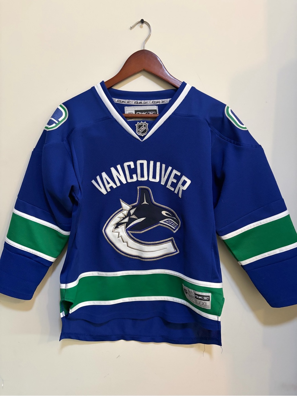 Vancouver Canucks Reebok NHL Youth XL Hockey Jersey Blue Home Jersey